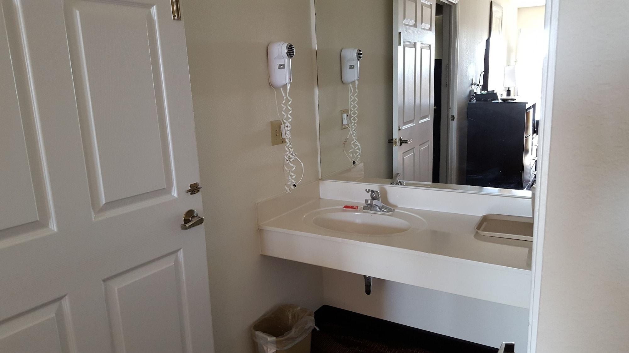 Econo Glade Springs I-81 Lodge *